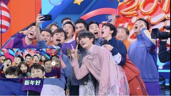 快手怎么合拍同框，快手怎么和别人合拍的教程（谢娜、何炅、维嘉、林彦俊在《快乐大本营》用快手拍视频领红包）