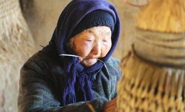 九旬是多少岁，九旬是多少年（编手工蓑衣80余年）