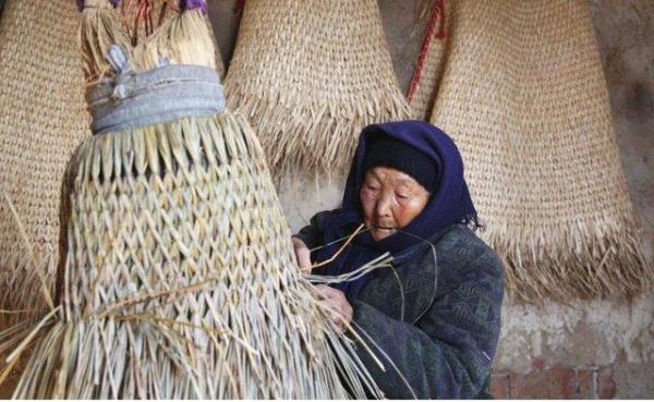 九旬是多少岁，九旬是多少年（编手工蓑衣80余年）