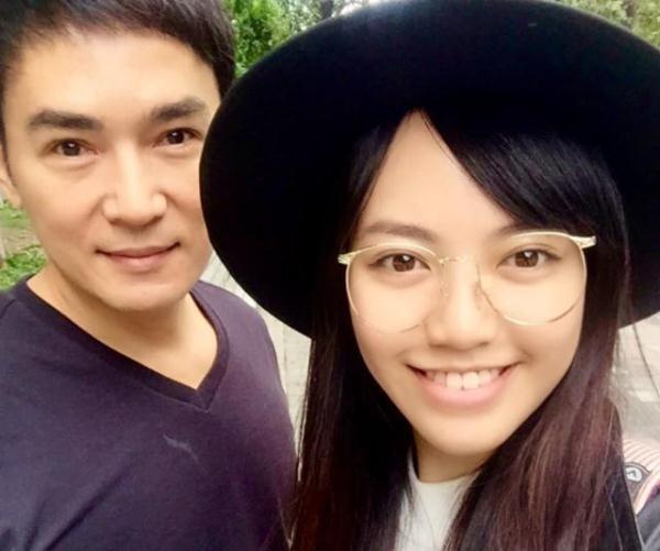 焦恩俊女儿多大,焦恩俊女儿21岁了(52岁焦恩俊和23岁女儿站一起)