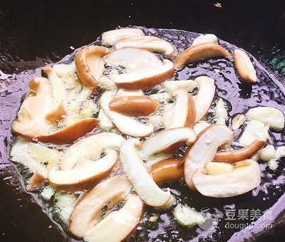 香菇油菜怎么做，香菇油菜怎么做菜（百吃不腻的#节后清肠大作战#香菇炒油菜教程）