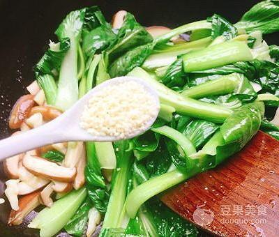 香菇油菜怎么做，香菇油菜怎么做菜（百吃不腻的#节后清肠大作战#香菇炒油菜教程）