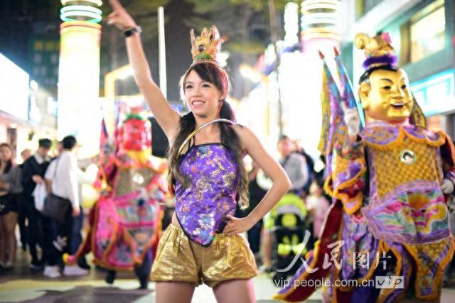 台北：西门町大街上迎财神