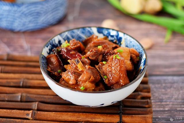 烧鸭子的家常做法，让你停不下筷子的红烧鸭子