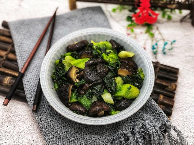 青菜炒香菇的做法，青菜炒蘑菇的做法（#节后清肠大作战#香菇炒青菜）