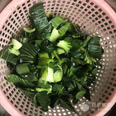 青菜炒香菇的做法，青菜炒蘑菇的做法（#节后清肠大作战#香菇炒青菜）
