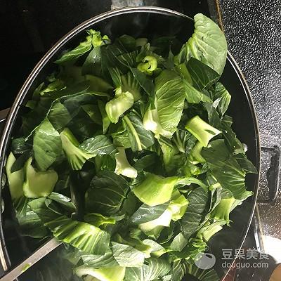 青菜炒香菇的做法，青菜炒蘑菇的做法（#节后清肠大作战#香菇炒青菜）