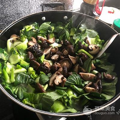 青菜炒香菇的做法,青菜炒蘑菇的做法(#節後清腸大作戰#香菇炒青菜)