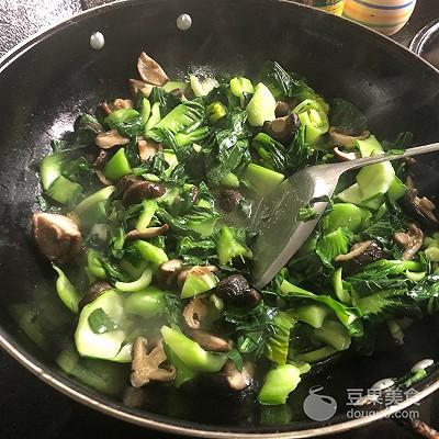 青菜炒香菇的做法，青菜炒蘑菇的做法（#节后清肠大作战#香菇炒青菜）