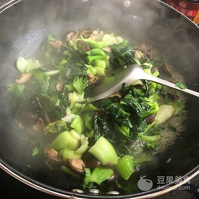 青菜炒香菇的做法，青菜炒蘑菇的做法（#节后清肠大作战#香菇炒青菜）