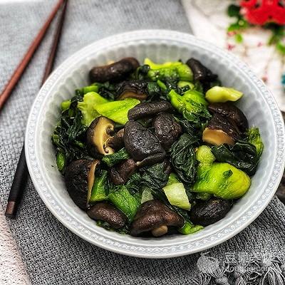 青菜炒香菇的做法，青菜炒蘑菇的做法（#节后清肠大作战#香菇炒青菜）