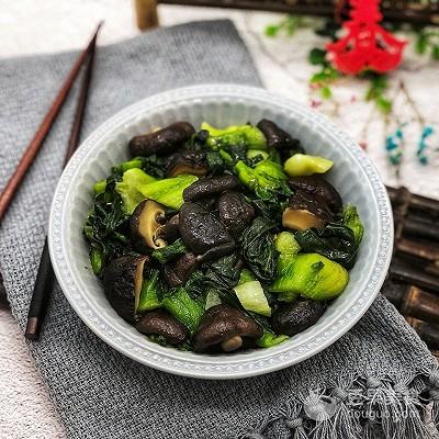 青菜炒香菇的做法，青菜炒蘑菇的做法（#节后清肠大作战#香菇炒青菜）