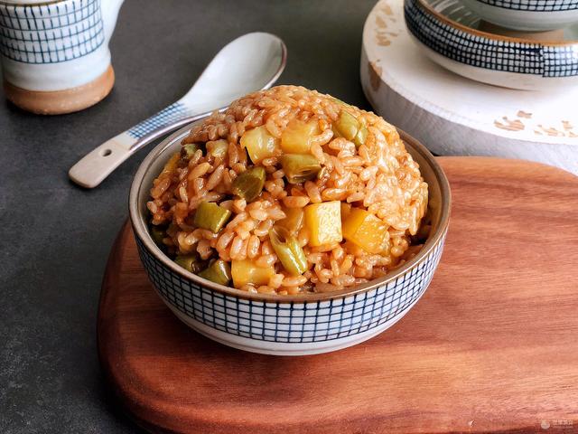 四季豆干饭步骤，四季豆干饭的做法（回味无穷的#精品菜谱挑战赛#豆角焖饭来拯救你的胃。）