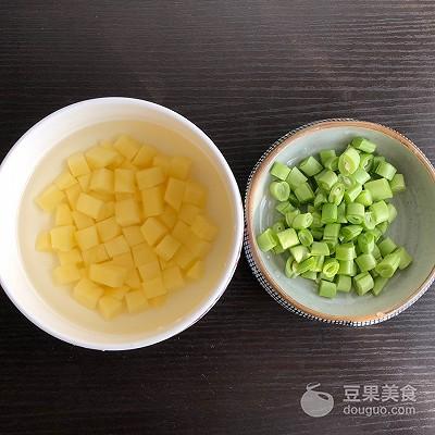 四季豆干饭步骤，四季豆干饭的做法（回味无穷的#精品菜谱挑战赛#豆角焖饭来拯救你的胃。）