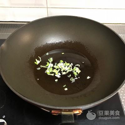 四季豆干饭步骤，四季豆干饭的做法（回味无穷的#精品菜谱挑战赛#豆角焖饭来拯救你的胃。）
