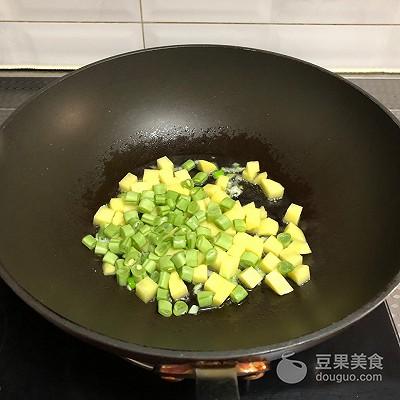 四季豆干饭步骤，四季豆干饭的做法（回味无穷的#精品菜谱挑战赛#豆角焖饭来拯救你的胃。）