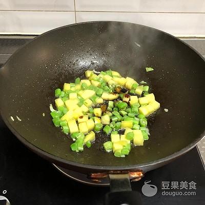 四季豆干饭步骤，四季豆干饭的做法（回味无穷的#精品菜谱挑战赛#豆角焖饭来拯救你的胃。）