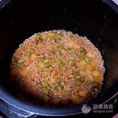 四季豆干饭步骤，四季豆干饭的做法（回味无穷的#精品菜谱挑战赛#豆角焖饭来拯救你的胃。）