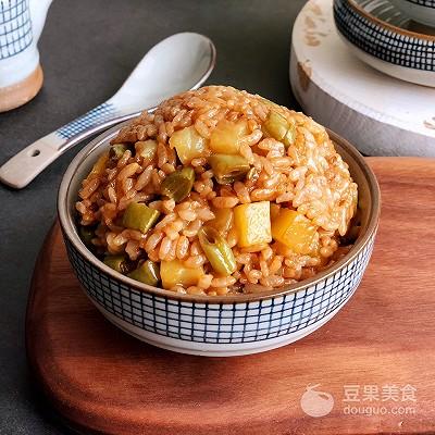 四季豆干饭步骤，四季豆干饭的做法（回味无穷的#精品菜谱挑战赛#豆角焖饭来拯救你的胃。）