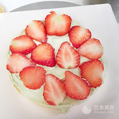 草莓蛋糕。，草莓蛋糕的寓意是什么（春暖花开抺茶草莓蛋糕图片）