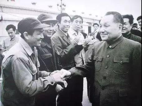 姓邓的名人伟人有哪些，姓邓的名人有谁（他始终与人民群众在一起）