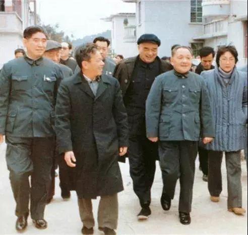 姓邓的名人伟人有哪些，姓邓的名人有谁（他始终与人民群众在一起）