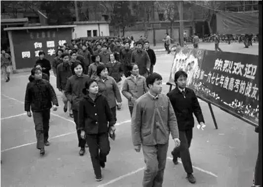 姓邓的名人伟人有哪些，姓邓的名人有谁（他始终与人民群众在一起）