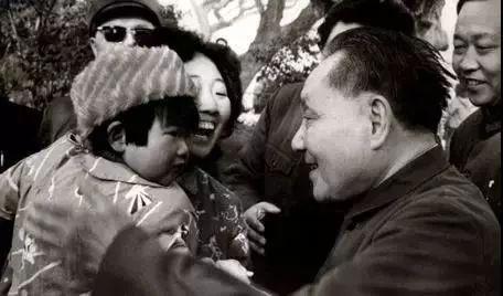 姓邓的名人伟人有哪些，姓邓的名人有谁（他始终与人民群众在一起）