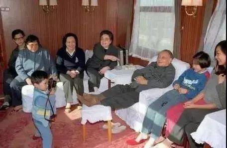 姓邓的名人伟人有哪些，姓邓的名人有谁（他始终与人民群众在一起）