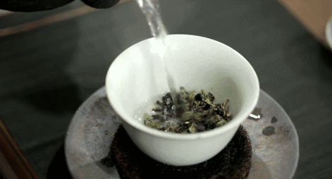 绿茶是热性还是凉性，绿茶属于凉性不是热性（快看看你适合喝哪种茶）