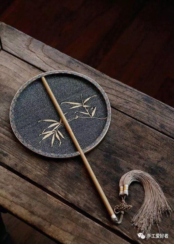 古风扇子做法 古风扇子做法简述，古风扇子做法（传统工艺，轻罗小扇扑流萤）