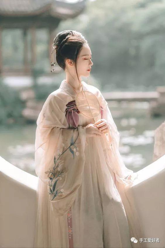 古风扇子做法 古风扇子做法简述，古风扇子做法（传统工艺，轻罗小扇扑流萤）