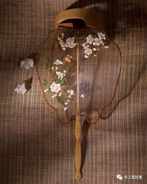 古风扇子做法 古风扇子做法简述，古风扇子做法（传统工艺，轻罗小扇扑流萤）