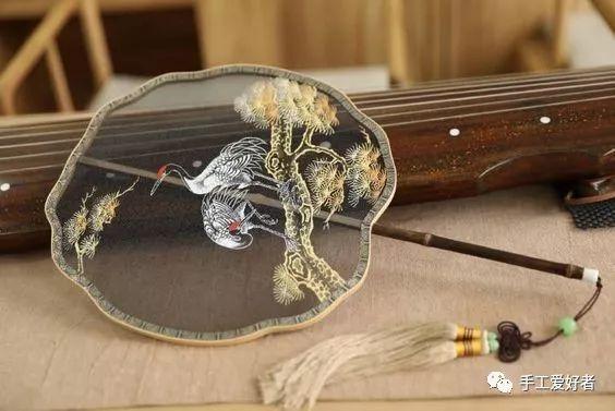 古风扇子做法 古风扇子做法简述，古风扇子做法（传统工艺，轻罗小扇扑流萤）