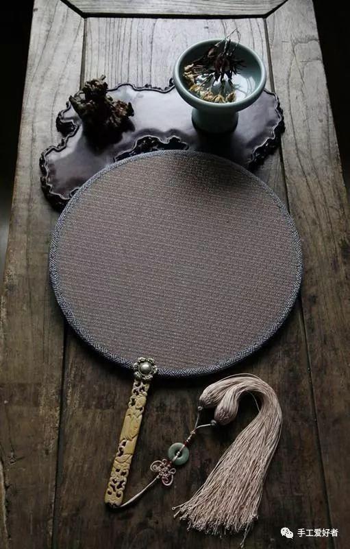 古风扇子做法 古风扇子做法简述，古风扇子做法（传统工艺，轻罗小扇扑流萤）