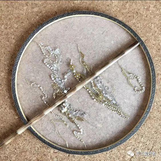 古风扇子做法 古风扇子做法简述，古风扇子做法（传统工艺，轻罗小扇扑流萤）