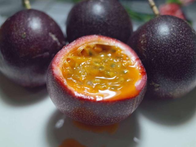 百香果怎么吃有减肥的功效，百香果怎么吃减肥效果最好（刚切开香气就狂涌出来）