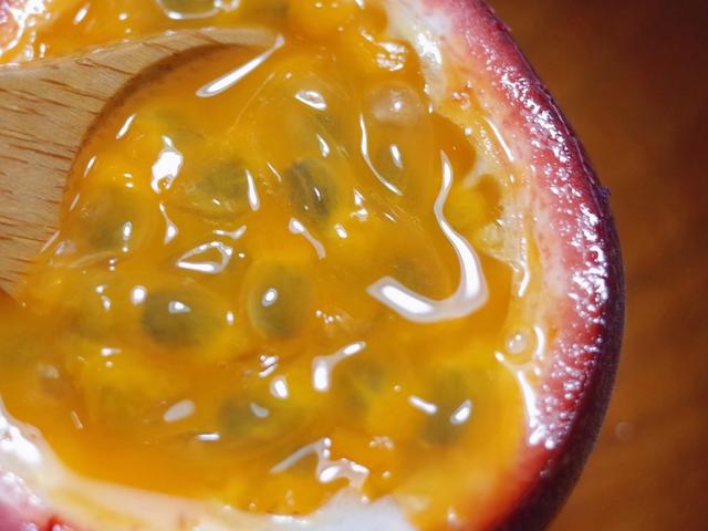 百香果怎么吃有减肥的功效，百香果怎么吃减肥效果最好（刚切开香气就狂涌出来）