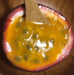 百香果怎么吃有减肥的功效，百香果怎么吃减肥效果最好（刚切开香气就狂涌出来）