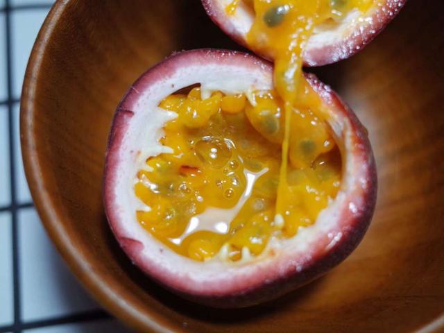 百香果怎么吃有减肥的功效，百香果怎么吃减肥效果最好（刚切开香气就狂涌出来）