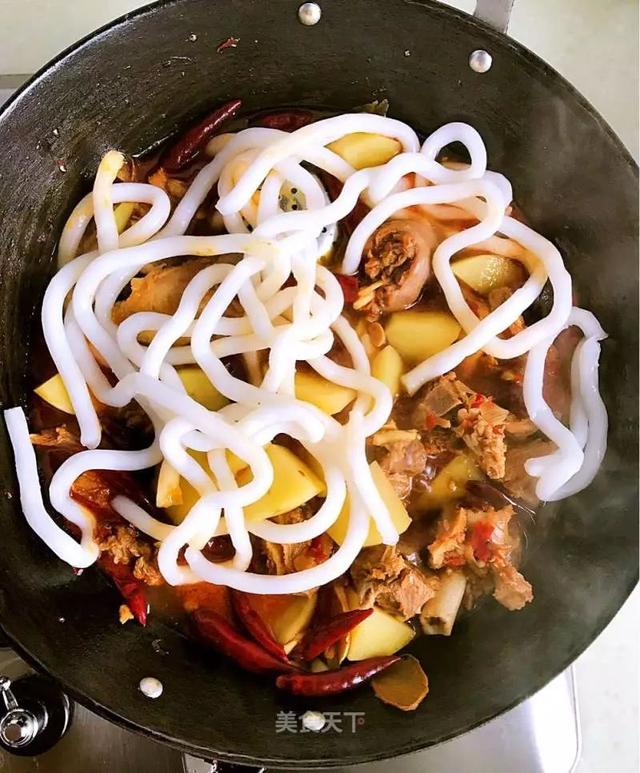黄焖羊肉的做法最正宗的做法，黄焖羊肉：味道鲜美