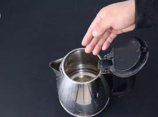 教你快速去除电水壶中水垢的方法，教你快速去除电水壶中水垢的方法图片（水垢自己哗哗往下掉）