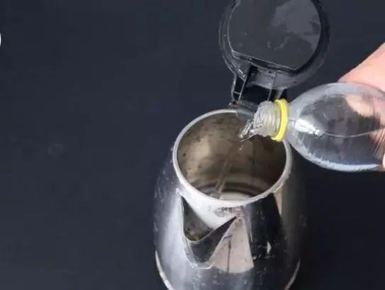 教你快速去除电水壶中水垢的方法，教你快速去除电水壶中水垢的方法图片（水垢自己哗哗往下掉）