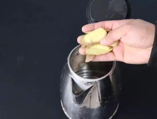 教你快速去除电水壶中水垢的方法，教你快速去除电水壶中水垢的方法图片（水垢自己哗哗往下掉）