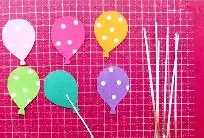 彩色卡纸,剪刀,胶水,蜡笔,记号笔制作步骤:在纸上画出喜欢的热气球大