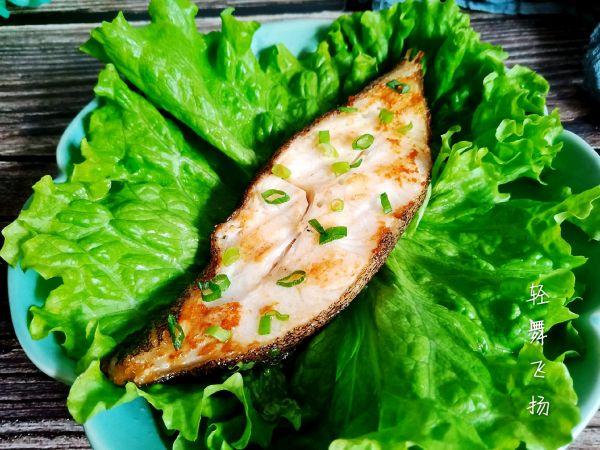 比目鱼怎么做好吃，比目鱼的做法和配方（手把手教你做超好吃的香煎格陵兰比目鱼）