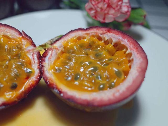 百香果怎么吃有减肥的功效，百香果怎么吃减肥效果最好（刚切开香气就狂涌出来）