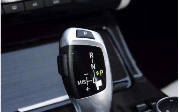 爬坡用什么档位，cvt爬坡用什么档位（直接换还是踩刹车换挡）