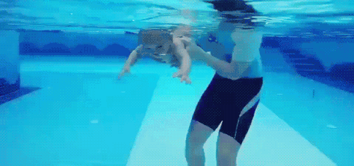 婴儿脖圈游泳注意事项，婴儿游泳可以使用脖圈吗（请收好这份游泳安全小贴士）
