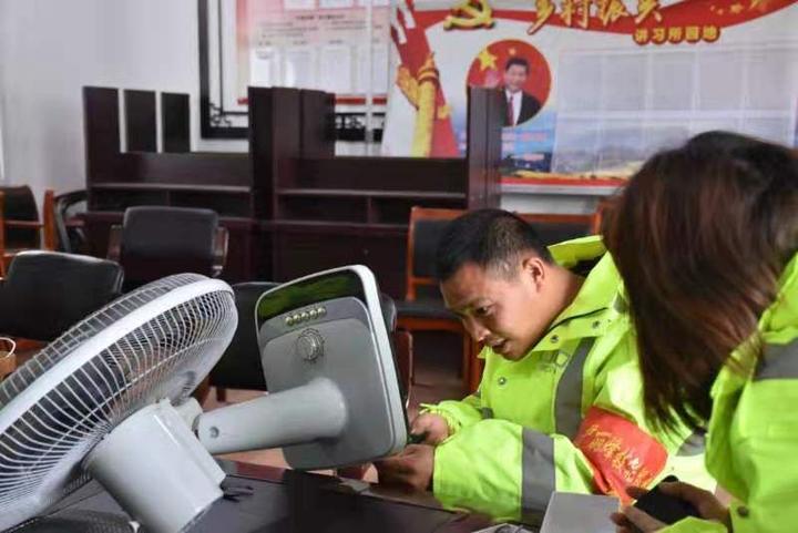 遂昌县家电维修师傅 学雷锋纪念日 遂昌小山村里来了电器维修服务队！